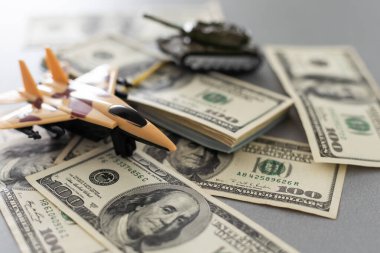 Askeri oyuncak uçak jet uçağı. Beyaz arka planda izole edilmiş bir avcı uçağı. Yüksek kalite fotoğraf