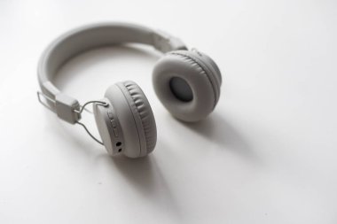 Beyaz arka planda kablosuz kulaklık. Bluetooth cihazı. Yüksek kalite fotoğraf