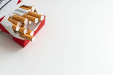 Beyaz arka planda sigara ve sigara kutusu izole. Yüksek kalite fotoğraf