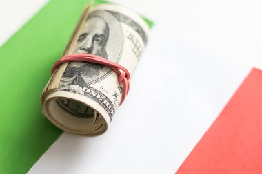 İtalya bayrağına dolar, İtalyan finans, sübvansiyonlar, sosyal destek, GSYİH konsepti. Yüksek kalite fotoğraf