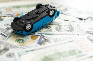 Oyuncak, kırmızı araba dolar banknotlarında kaza yapmış. Sigorta konsepti. Yüksek kalite fotoğraf