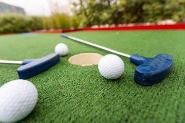 Yaklaş, eski golf topları ve pratik için suni çimlerin üzerine golf sopası. Yüksek kalite fotoğraf