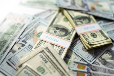 100 banknot halinde Amerikan doları. Bir sürü dolar yakın plan. Yüksek kalite fotoğraf