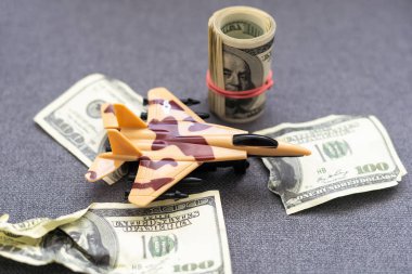 Arka planda askeri oyuncak uçak var. Yüksek kalite fotoğraf