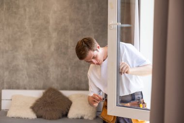 İçeriye plastik pencere kuran işçiler, yakın çekim görüntüsü.