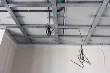 Tavanın metal iskeleti, ses yalıtımı, bir apartman dairesinin tamiri sırasında. Yüksek kalite fotoğraf