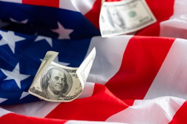 Amerikan bayrağı ve banknotlar dolar. Yüksek kalite fotoğraf