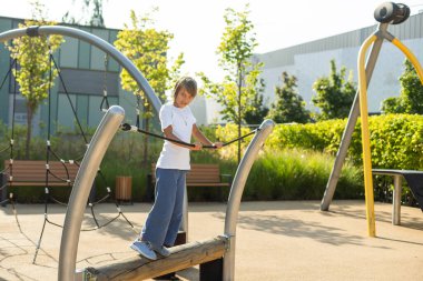 Parkta salıncakta sallanan bir kız. Yüksek kalite fotoğraf