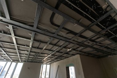 Tavanın metal iskeleti, ses yalıtımı, bir apartman dairesinin tamiri sırasında. Yüksek kalite fotoğraf
