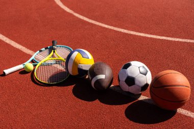 Amerikan futbolu, futbol topu, tenis raketi, tenis topu ve basketbol topu gibi çeşitli spor aletleri..