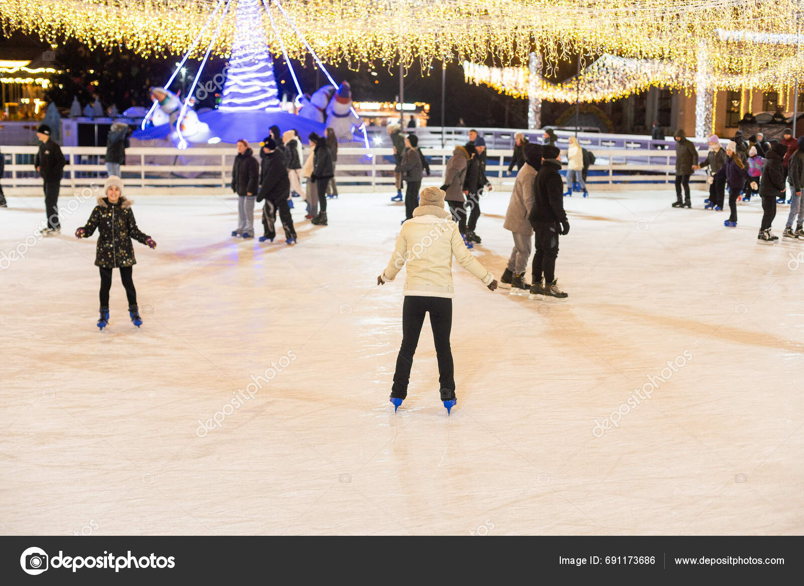Kyiv Ukraine 2023 Winter Night Ice Rink People Ice Night — Stock ...