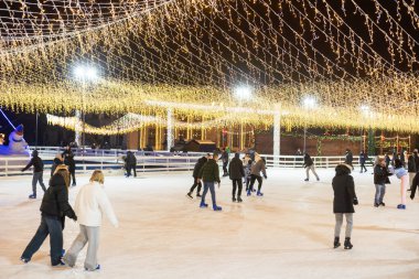 Kyiv, Ukrayna - 03.12.2023: Ukrayna Ulusal Kompleks VDNH 'nin topraklarında paten sahası. Yüksek kalite fotoğraf