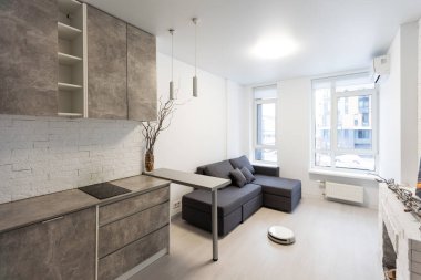 Şehir merkezinde lüks bir stüdyo daireye yakın çekim. Hafif kompakt düz. Erzakla dolu modern ahşap mutfak. Mikrodalga musluğu ve fırın. Tasarım ve yenileme konsepti. Yüksek kalite fotoğraf