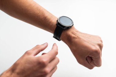 İzole edilmiş erkek eli, akıllı saati, boş ekranı, beyaz arka planı var. Smartwatch - boş ekranlı modern dijital cihaz, kopyalama alanı. Yüksek kalite fotoğraf