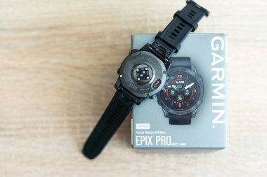 Kyiv, Ukrayna, 29 Eylül 2023 Garmin Fenix 7 güneş gözlüğü beyaz arka planda. Yüksek kalite fotoğraf