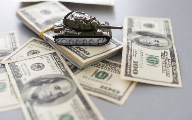 Doların arka planına karşı tank. Savaş kavramı. Yüksek kalite fotoğraf
