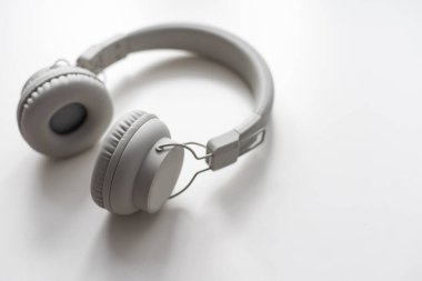 Beyaz arka planda kablosuz kulaklık. Bluetooth cihazı. Yüksek kalite fotoğraf