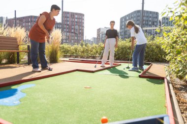 Golf sahası arkadaşları ayakta poz veren çocuklu insanlar. Yüksek kalite fotoğraf