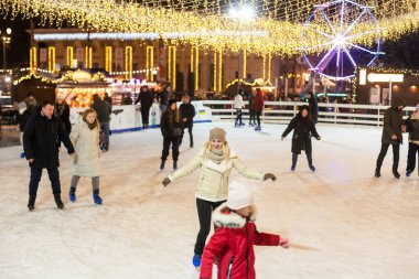  Kyiv, Ukrayna - Aralık 03, 2023. İnsanlar şehrin merkezinde güzel kış boyunca buz pateni yapmaktan zevk alıyorlar. Mutlu Noeller ve mutlu yıllar. Tatil ve mevsimlik konsept. Yüksek kalite fotoğraf
