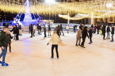 Kyiv, Ukrayna - 03.12.2023: Ukrayna Ulusal Kompleks VDNH 'nin topraklarında paten sahası. Yüksek kalite fotoğraf