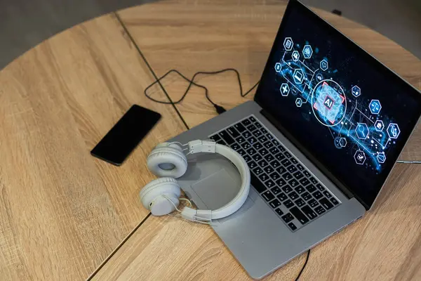 Laptopen Med Headsetet Bordet Hemma Högkvalitativt Foto — Stockfoto