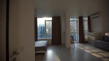 Mutfak alanı ve ahşap zemin ile modern küçük Oda.