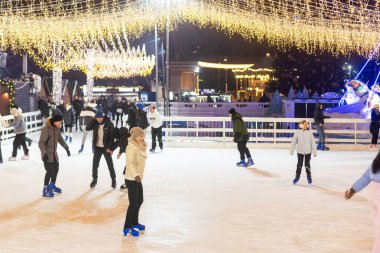 Kyiv, Ukrayna - 03.12.2023: Ukrayna Ulusal Kompleks VDNH 'nin topraklarında paten sahası. Yüksek kalite fotoğraf