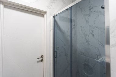 Duş ve klozet. Dar banyo. Yüksek kalite fotoğraf