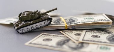 Doların arka planına karşı tank. Savaş kavramı. Yüksek kalite fotoğraf