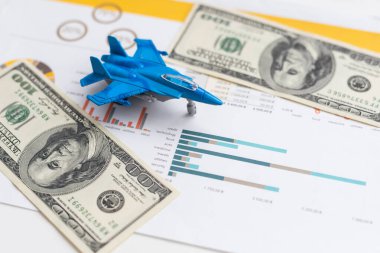 Oyuncak uçak ve para arka planda. Seyahat sigortası. Yüksek kalite fotoğraf
