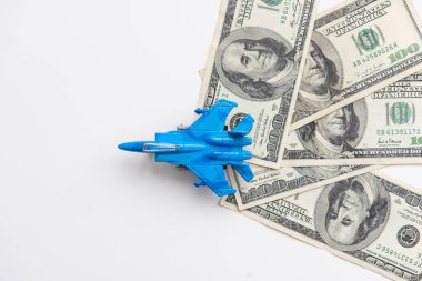 Oyuncak uçak ve para arka planda. Seyahat sigortası. Yüksek kalite fotoğraf