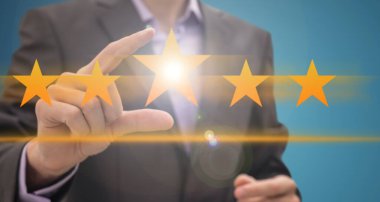 Takım elbiseli bir adam beş yıldız verir. Derecelendirme kavramı, sınıflandırma. Yakın plan. Yüksek kalite fotoğraf