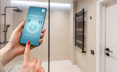 Su algılı ev kontrol uygulamalı akıllı telefon, akıllı ev konsepti