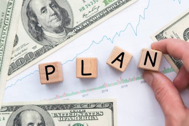 İş konsepti. Kahverengi yüzeyde dolar, hesap makinesi ve üzerinde 