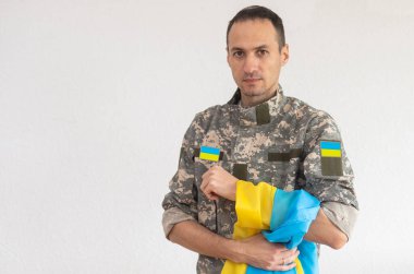 Ukrayna askeri üniforması içinde bayrak ve sembollü mızrak Ukrayna ulusal sembolü bayrağı..