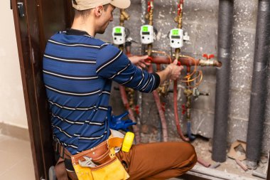 Kırpılmış görüntü Yöneticisi Teknik Endüstriyel Mühendis, tablet üzerinde izleme sistemi yazılımı ve sanayi ağı bağlantısı ile robotları çalışıyor ve kontrol ediyor