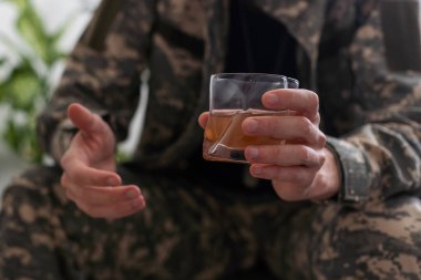 Bir adam evde bir şişe likörle oturup viski içiyor alkollü alkol, bağımlılık ve erkek depresyonu konsepti içkisi içiyor ve fotokopi odasının anahtarlarını kullanıyor. Yüksek kalite fotoğraf