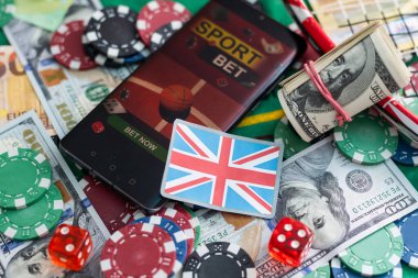 Poker masasındaki akıllı telefona yazdığın yazı kazanır. Bahisler, spor bahisleri, bahisçiler. Karışık medya. Yüksek kalite fotoğraf