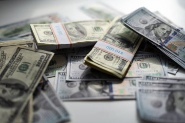 Kırpma yolu olan beyaz bir arka plana yığılmış yüz dolarlık banknotlar yığını. Yüksek kalite fotoğraf