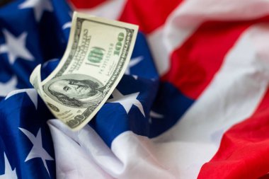 Amerikan çizgili bayrağı ve 100 dolarlık banknotlar. Dünyanın finans merkezi. Yüksek kalite fotoğraf