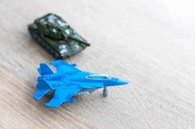 Askeri savaş uçağı, savaş uçağı ve tank. Ukrayna halkının Rusya 'yla savaşa katılma kavramı. Savaş konsepti değil. Savaşı bitirmek, barışa gitmek. Yüksek kalite fotoğraf