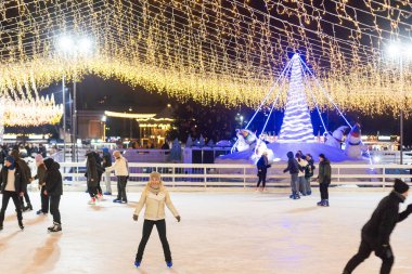 Kyiv, Ukrayna - 03.12.2023: Buz pateni sahasında kış gecesi buzlu gece ışıkları. Yüksek kalite fotoğraf