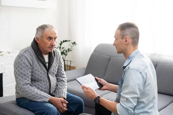 Picture European Doctor Talking Elderly Male Patient Sitting Studio Isolated — Stock Photo, Image