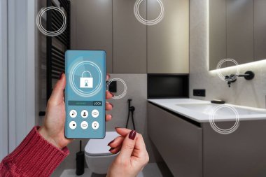 Telefon ile app akıllı ev perde Oda evde tutan eller.