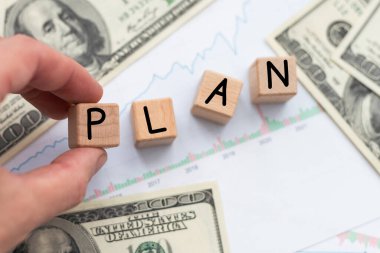 Tahta küpler üzerine plan yapmak, yansıtıcı yüzeyde duran küpler, arka planda bir iş diyagramı. İş ve finans kavramı. Yüksek kalite fotoğraf