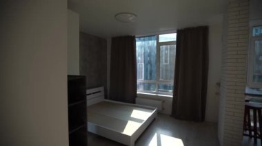 Odaya ahşap yatak monte ediliyor..