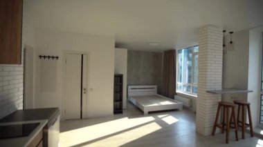 Mutfak alanı ve ahşap zemin ile modern küçük Oda.