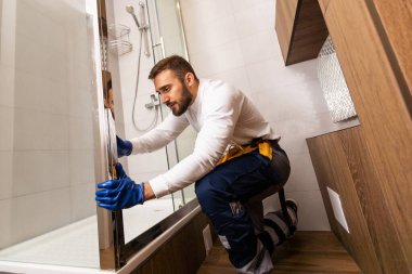 Genç tesisatçı sabitleme Duş kabini.
