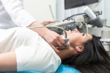 Klinikte kadın tiroit bezinin ultrason taraması, ultrason sensörü..