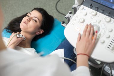 Ultrason tarayıcı bir doktor elinde. Tanılama. Ultrason